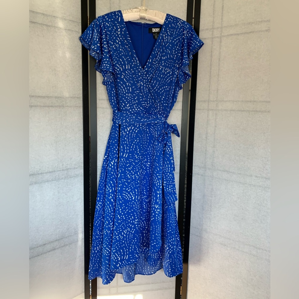 DKNY Womens 6 Wrap Silhouette Midi Dress in Vibrant Blue with White Pattern